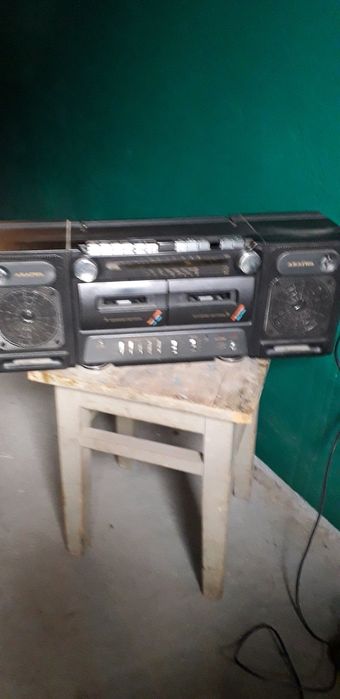 Магнитофон  кассетный со светомузыкой.