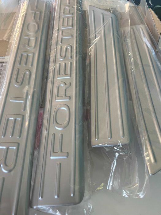 Komplet OEM listew ochronnych na progi Subaru Forester 21-24
