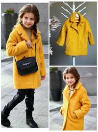 Теплое и стильное пальто с букле для девочки