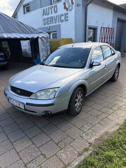 Ford momdeo 1.8 benzyna . Fajhy stan . Klimatyzacja. Hak