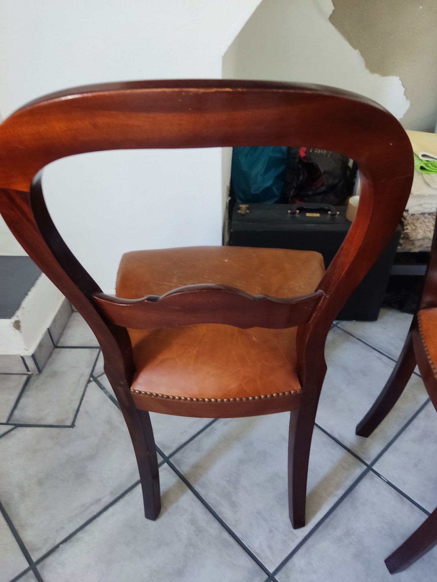 Cadeiras de sala vintage com assento em cabedal 30€ cada