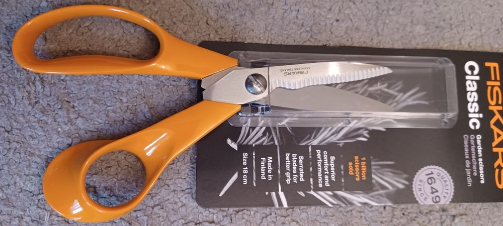 Nowe nożyczki Fiskars Classic 18cm