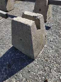 Bloczek betonowy (podstawa 33x33, góra stożka 20x20, wys. 33cm)