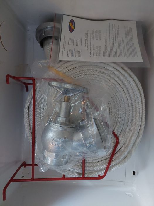 Skrzynka hydrantowa z wężem płasko składanym