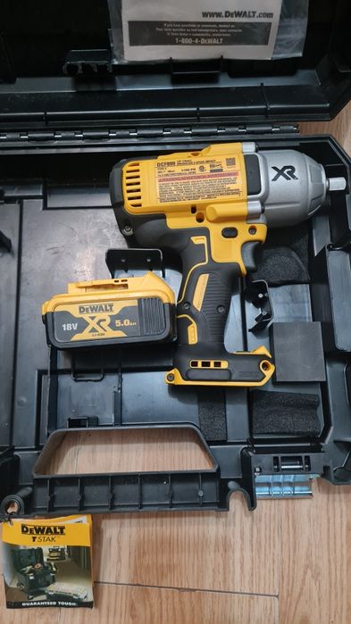 Продам  в стані нового, шуруповерт з батарейкой.  Орігінал 100%.