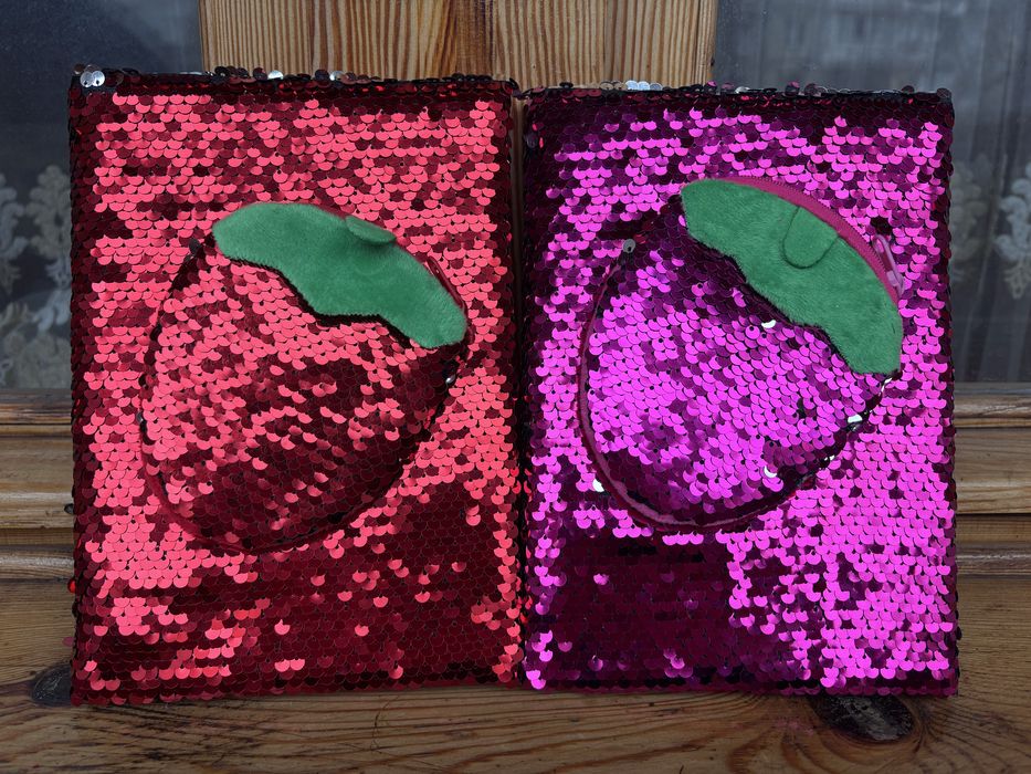 Блокнот з полуничкою в клітинку