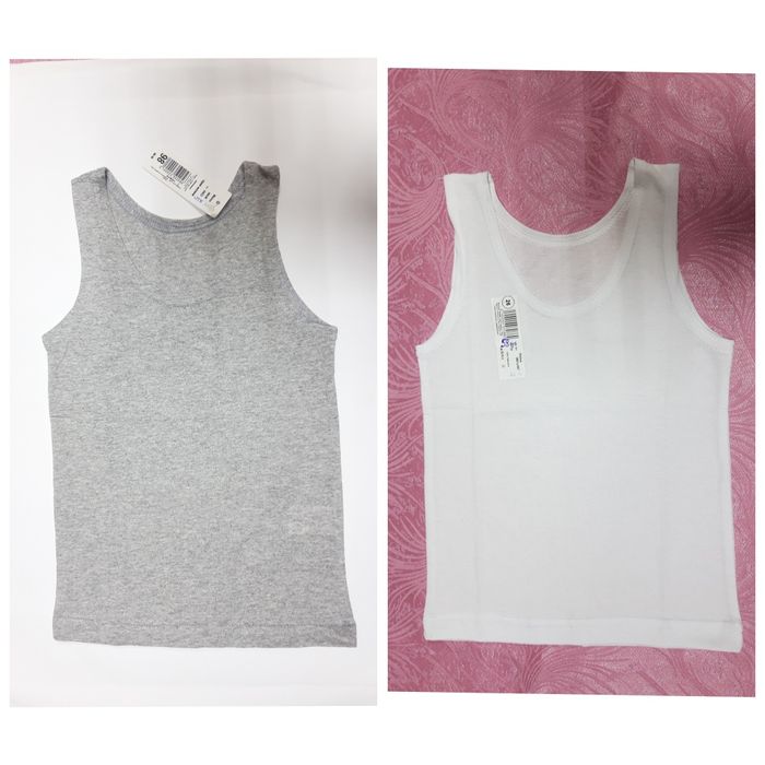 Белые и серые майки на мальчика.