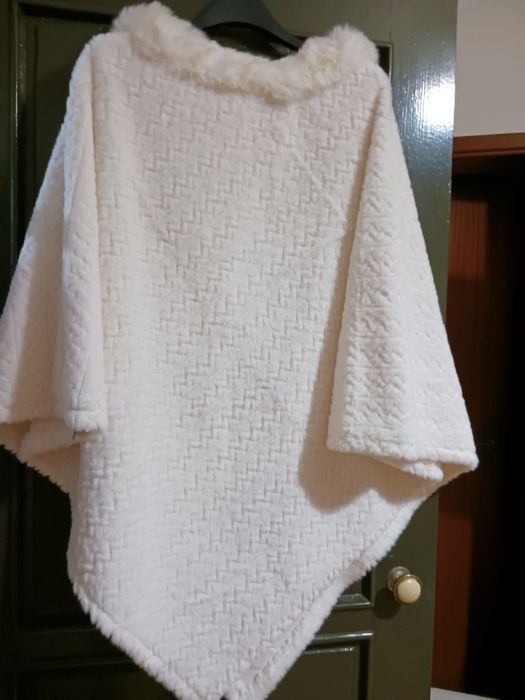 Ponche de senhora branco novo com etiqueta