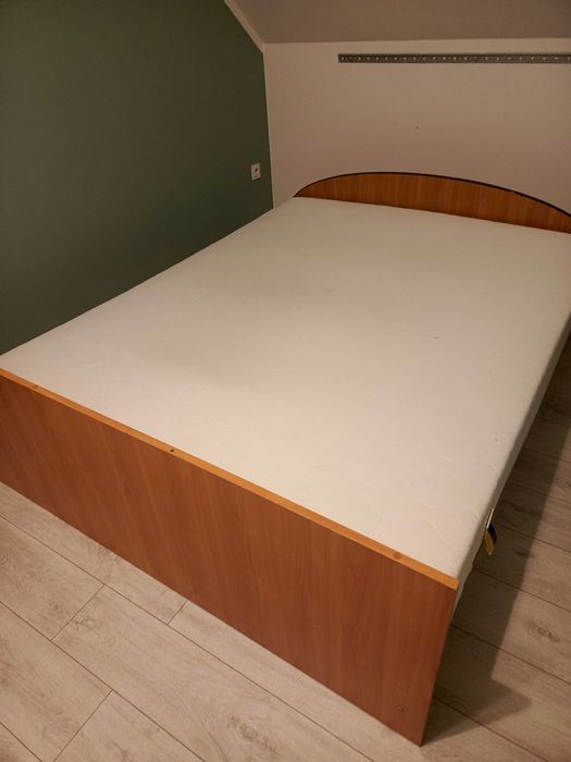 Łóżko z materacem