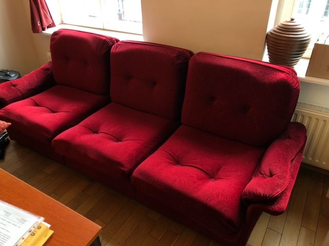 sofa vintage retro krwista czerwień