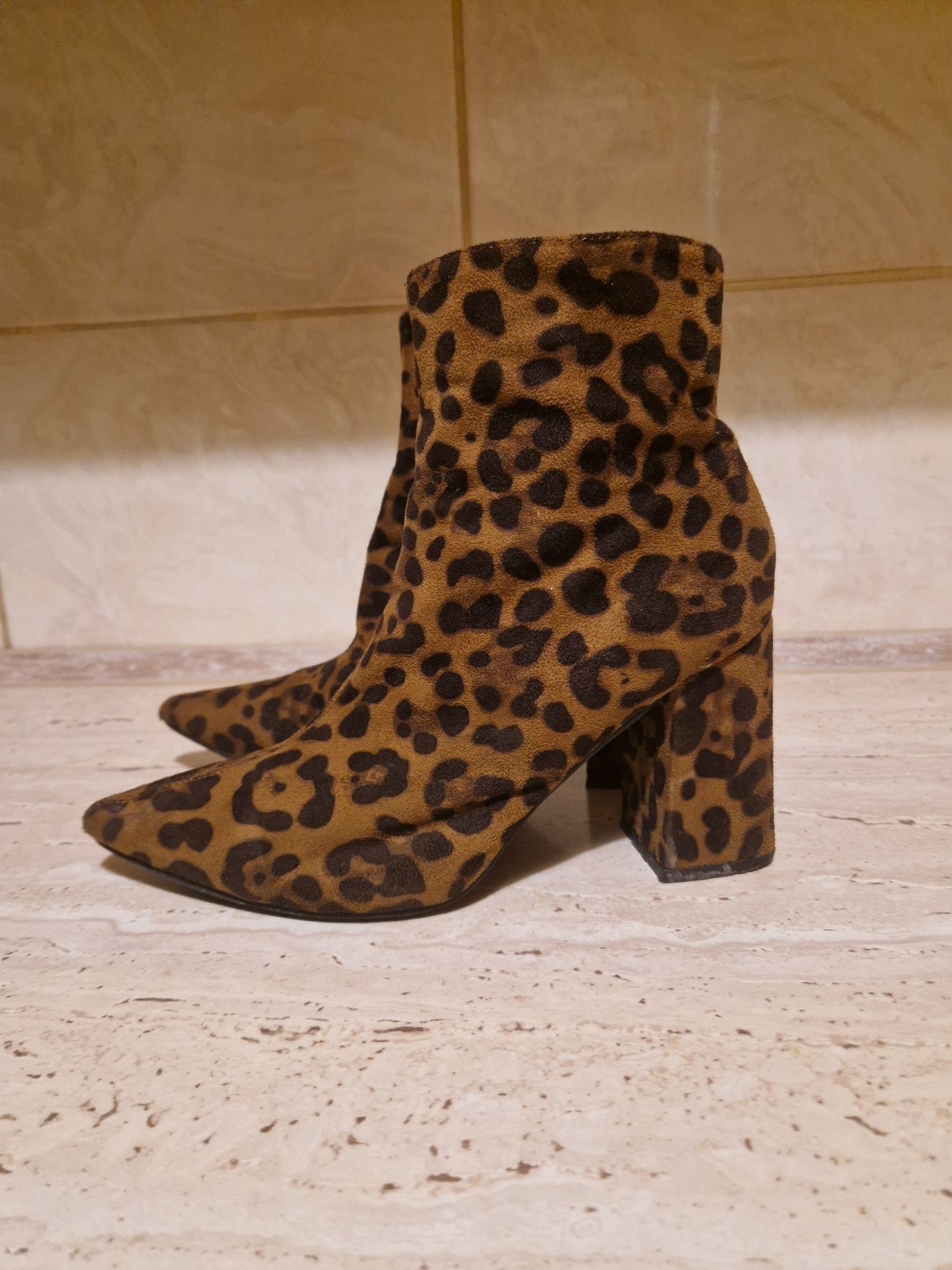 Buty beżowe panterkowe boki r 37