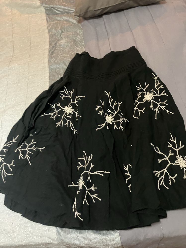Saia preta Zara com bordado
