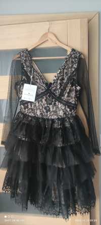 Czarna koronkowa sukienka z falbanami