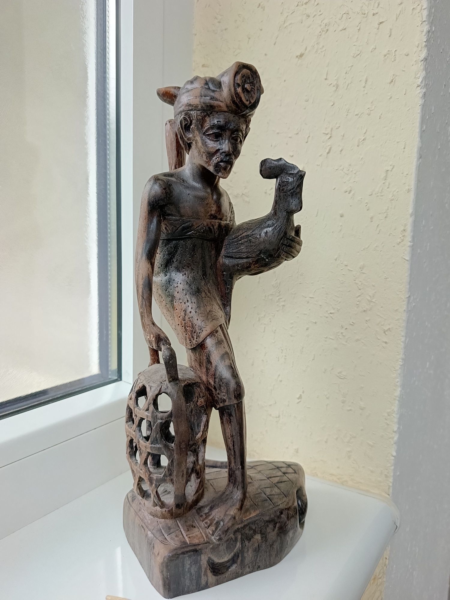 Balijski wojownik kogutów figurka drewniana rzeźba zgarbiony starzec
