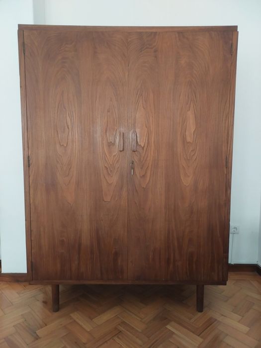 Armário roupeiro guarda roupa madeira duas portas vintage pés palito