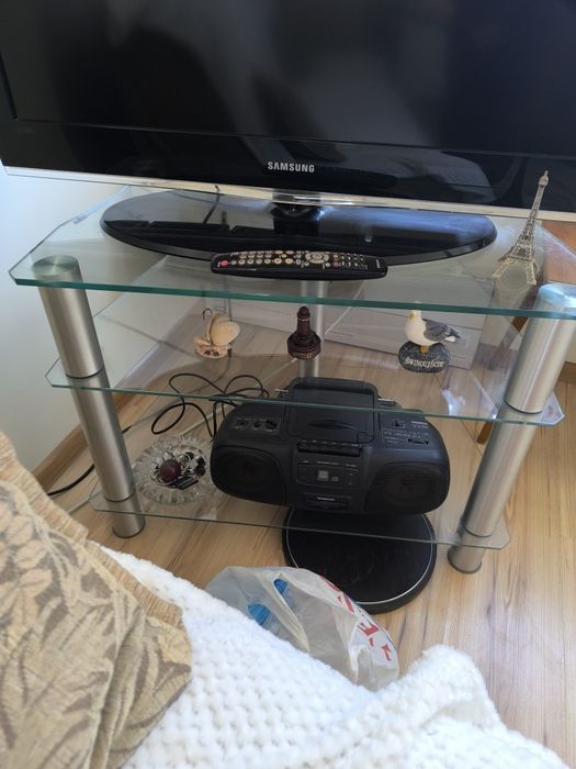Stolik szklany pod telewizor
