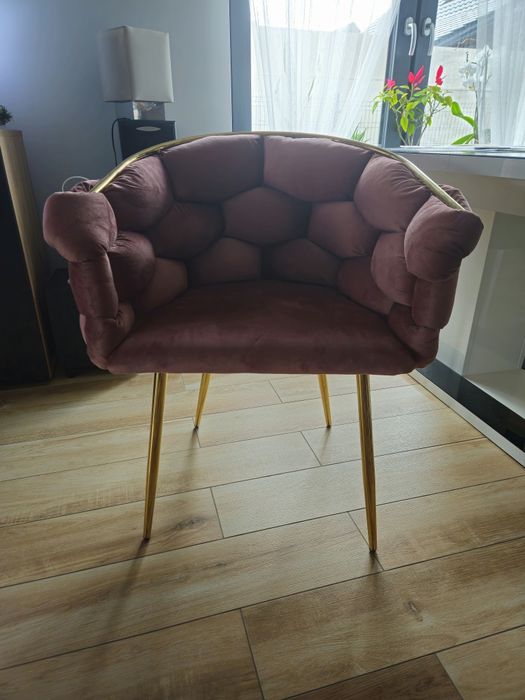 Fotel tapicerowany glamur.
