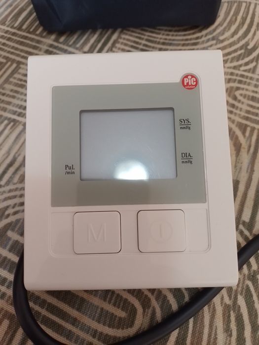 Aparelho de medir a tensão e carregador de pilhas Energizer .