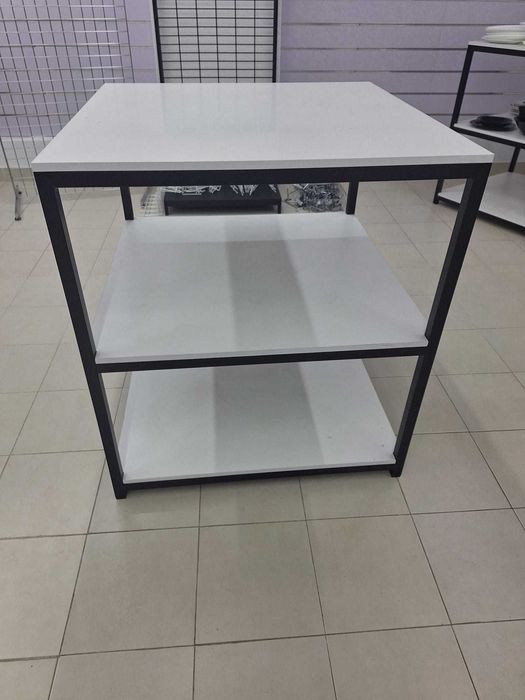 Mesa expositora de showroom com 3 prateleiras – usada como nova