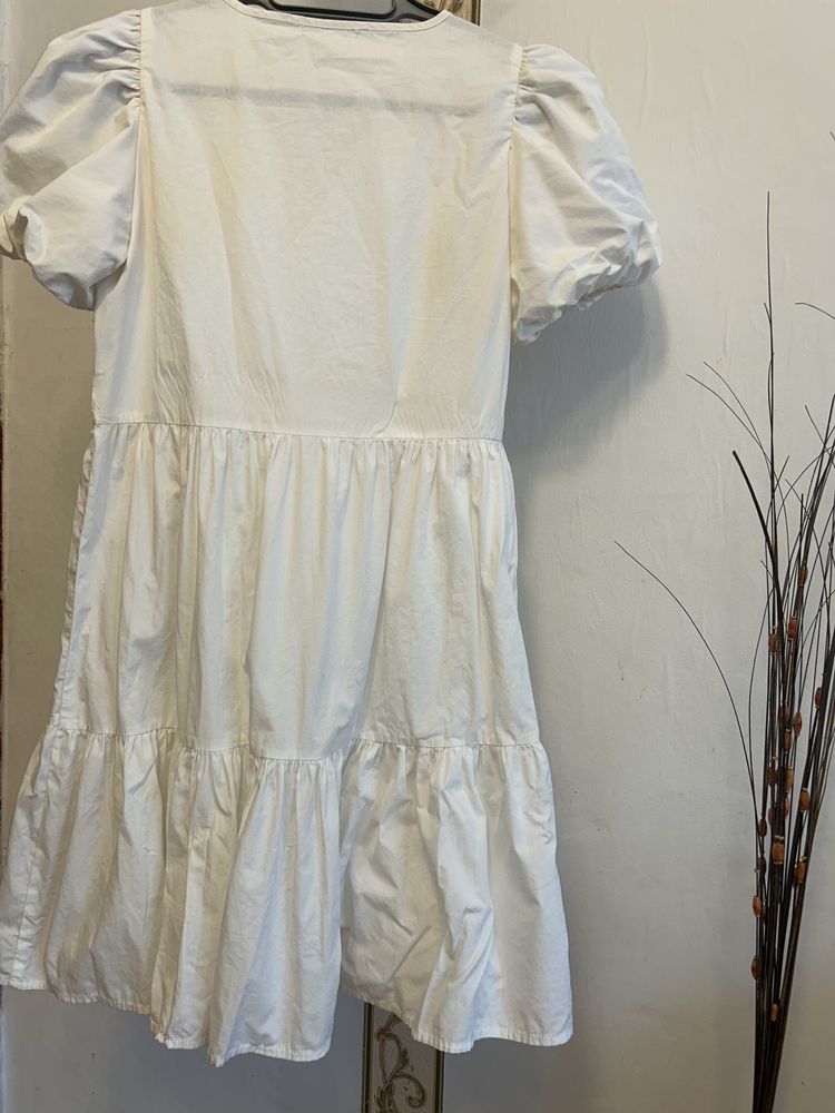 Sukienka letnia biała Zara w dobrym stanie, XS