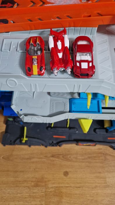 Hot Wheels City ultimate mega+3autka