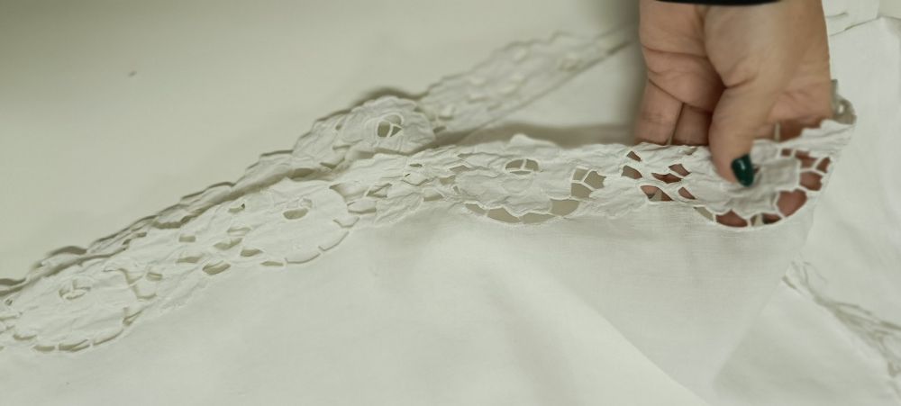 Lençol+fronha para cama de bebé. Bordado à mão