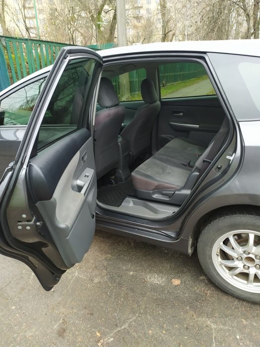 Toyota Prius V  Тойота Пріус