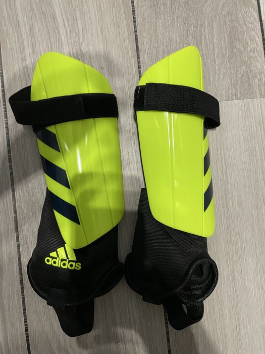 Ochraniacze piłkarskie na piszczele i kostki firmy Adidas rozmiar M