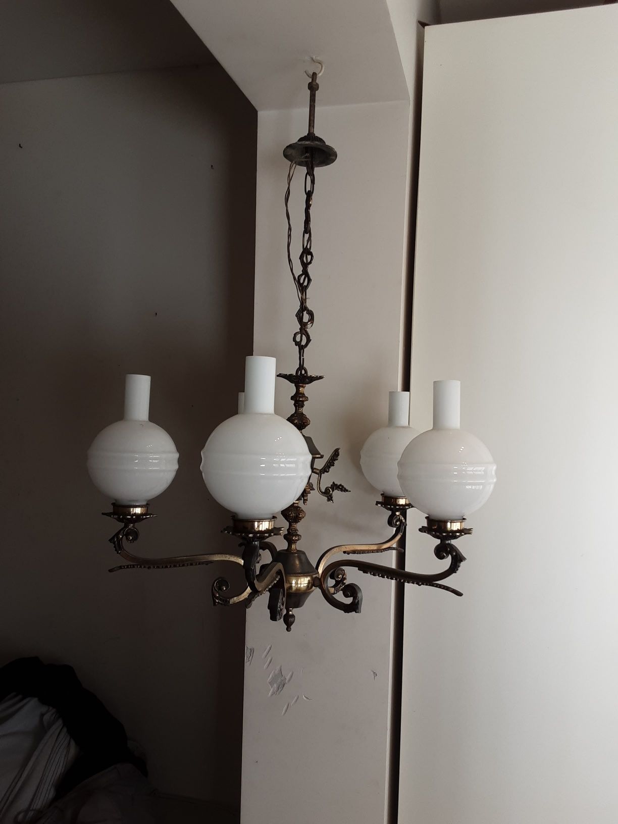 Candeeiro antigo de cinco lâmpadas