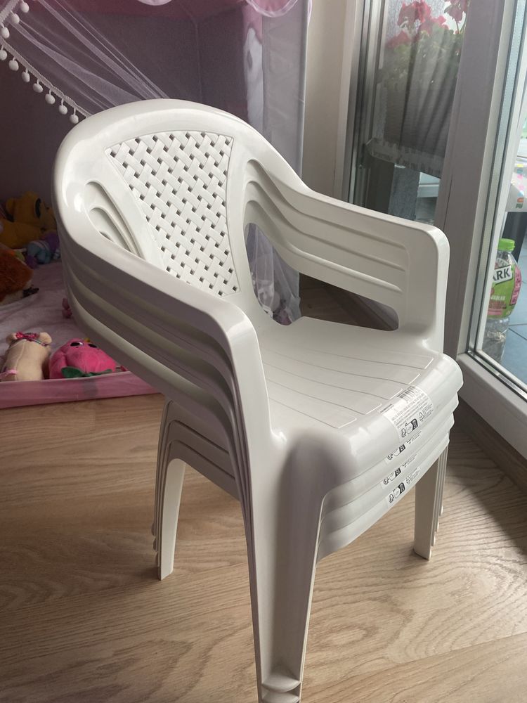Białe plastikowe krzesełko dla dzieci