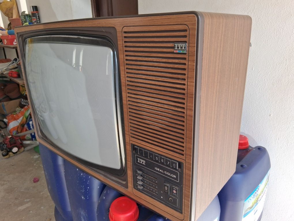 TV antiga, anos 90, a cores
