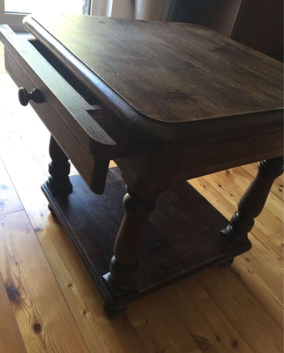 Mesa de apoio em madeira castanha