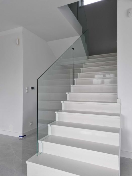 Schody z oryginalnego kamienia, konglomerat, spiek, marmur, granit