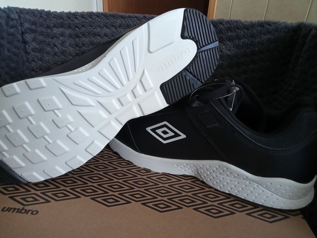 Nowe męskie sportowe buty Umbro 45