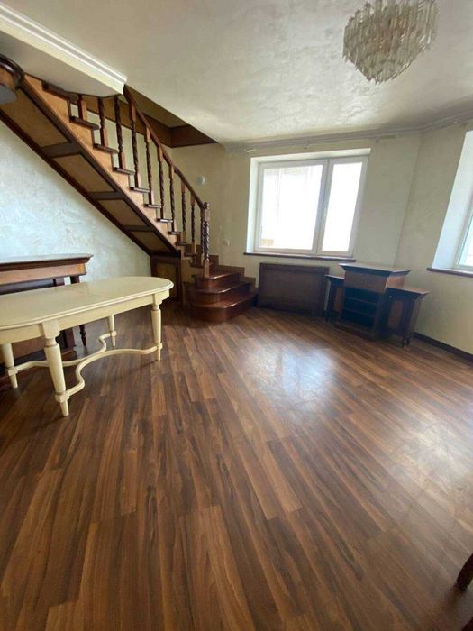 Продам двоповерхову квартиру з видом на р. Дніпро в центрі