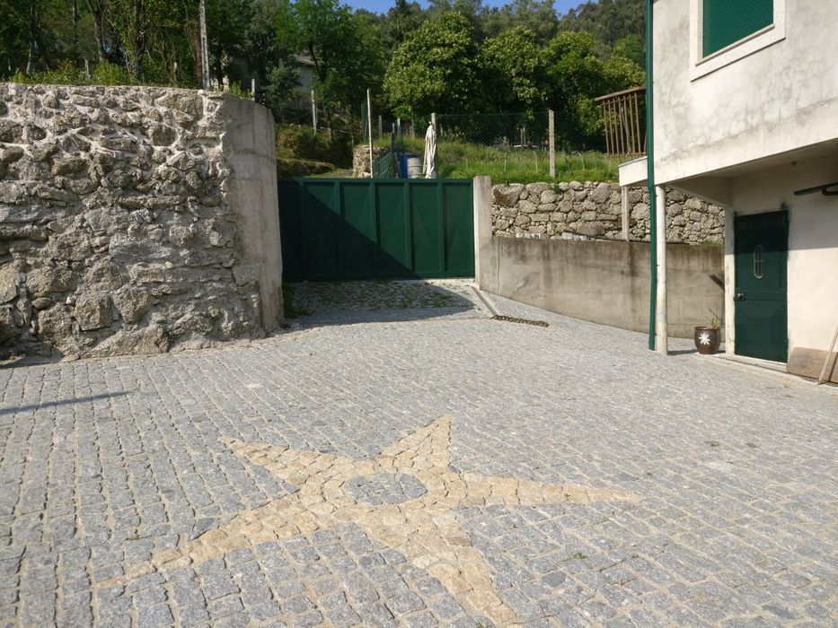 Casa, campos, tanque e anexo