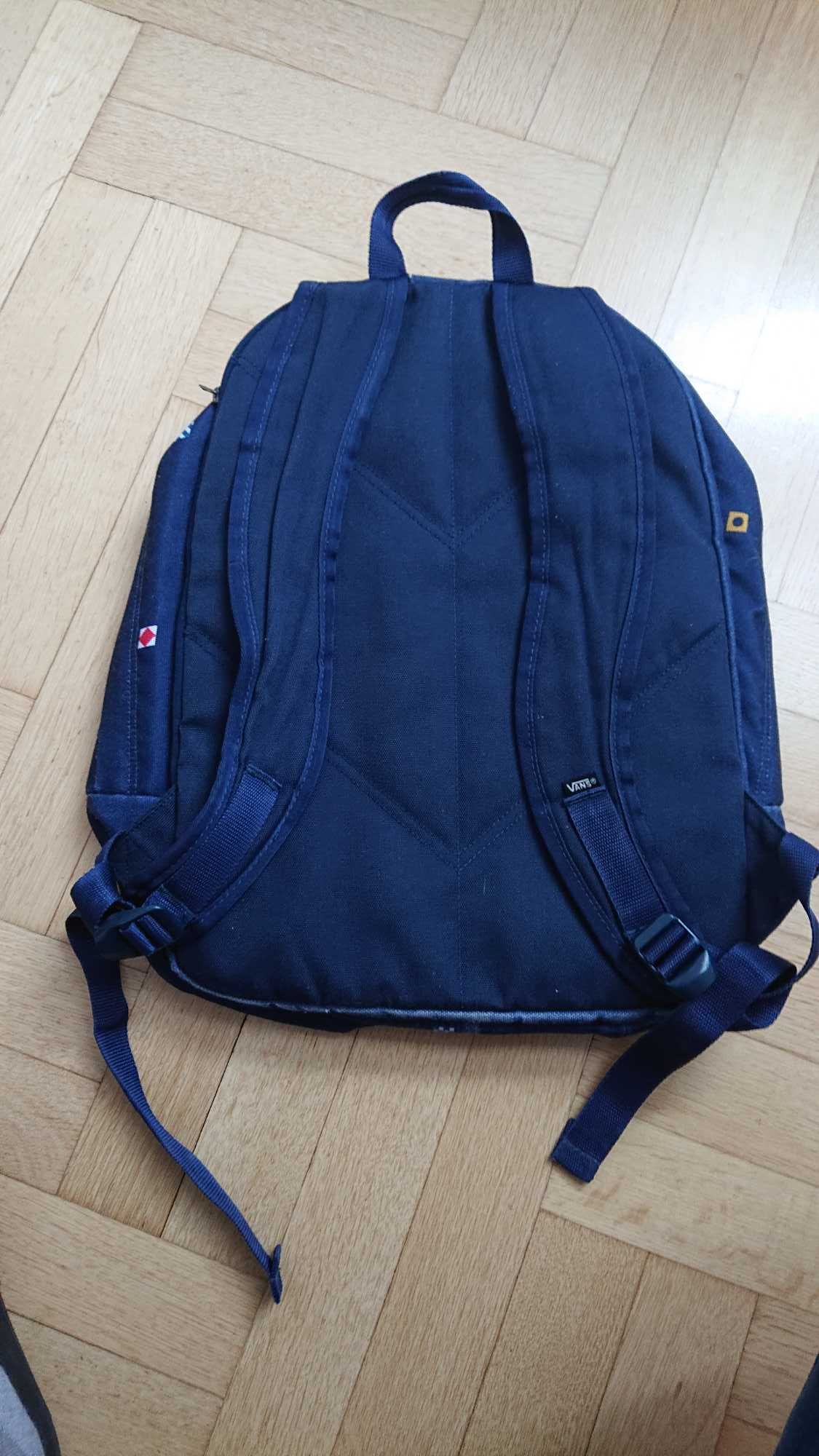 Plecak Vans granatowy z kieszenią na notebook.