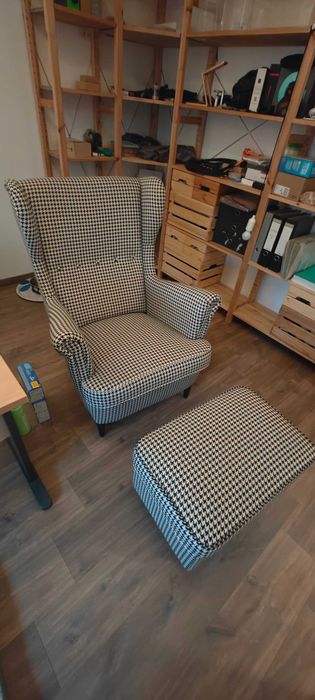 Poltrona com descanso de pes e 2 mesas de apoio