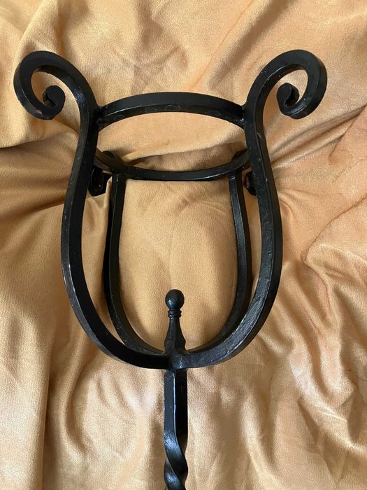 Кована підставка під квіти. Висота 85 см. Важка, надійна.