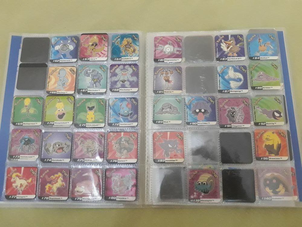 Caderneta com 118 Staks Pokémon