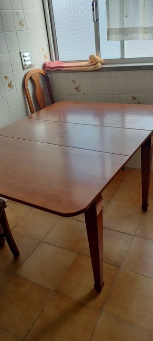 Mesa de madeira extensível com 4 cadeiras