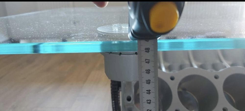 Stolik kawowy z silnika V8