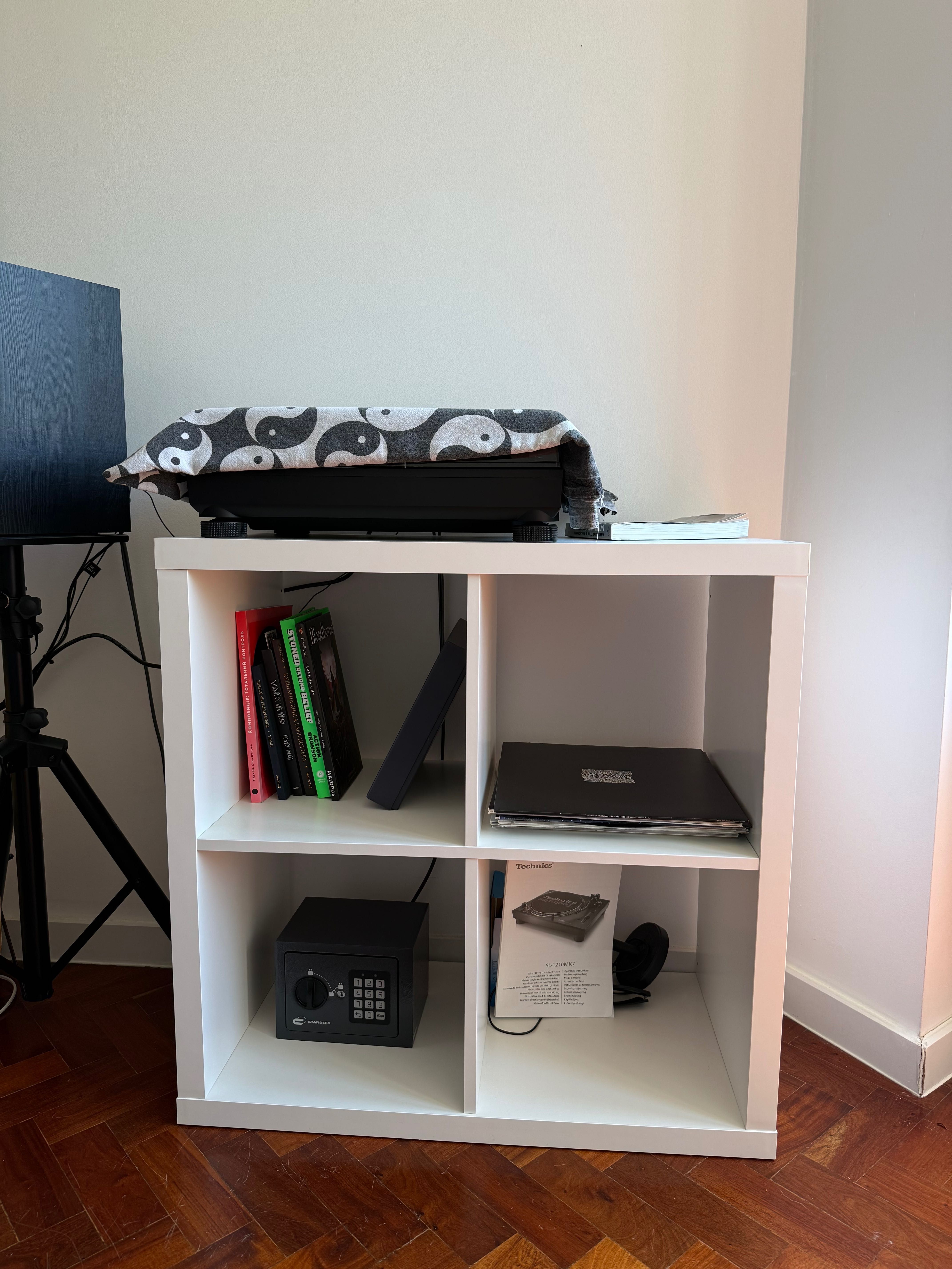 Estante brancо KALLAX IKEA (KALLAX shelf unit IKEA, white)