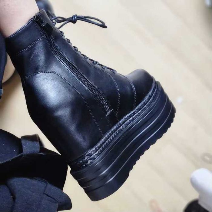 Botki na wysokim koturnie czarne