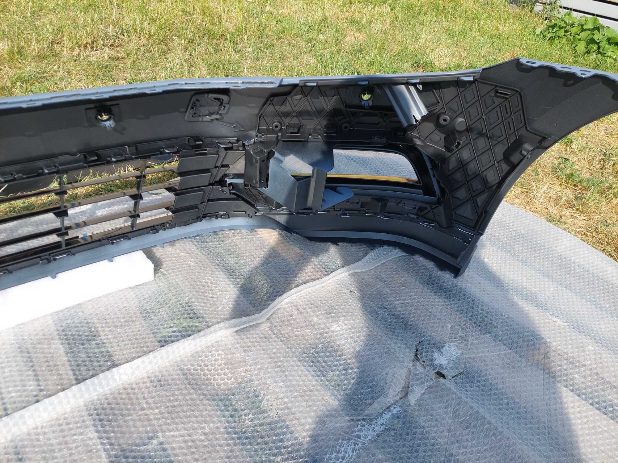 Передній бампер ( стиль R-Line ) на Volkswagen Passat B8 14-19 року