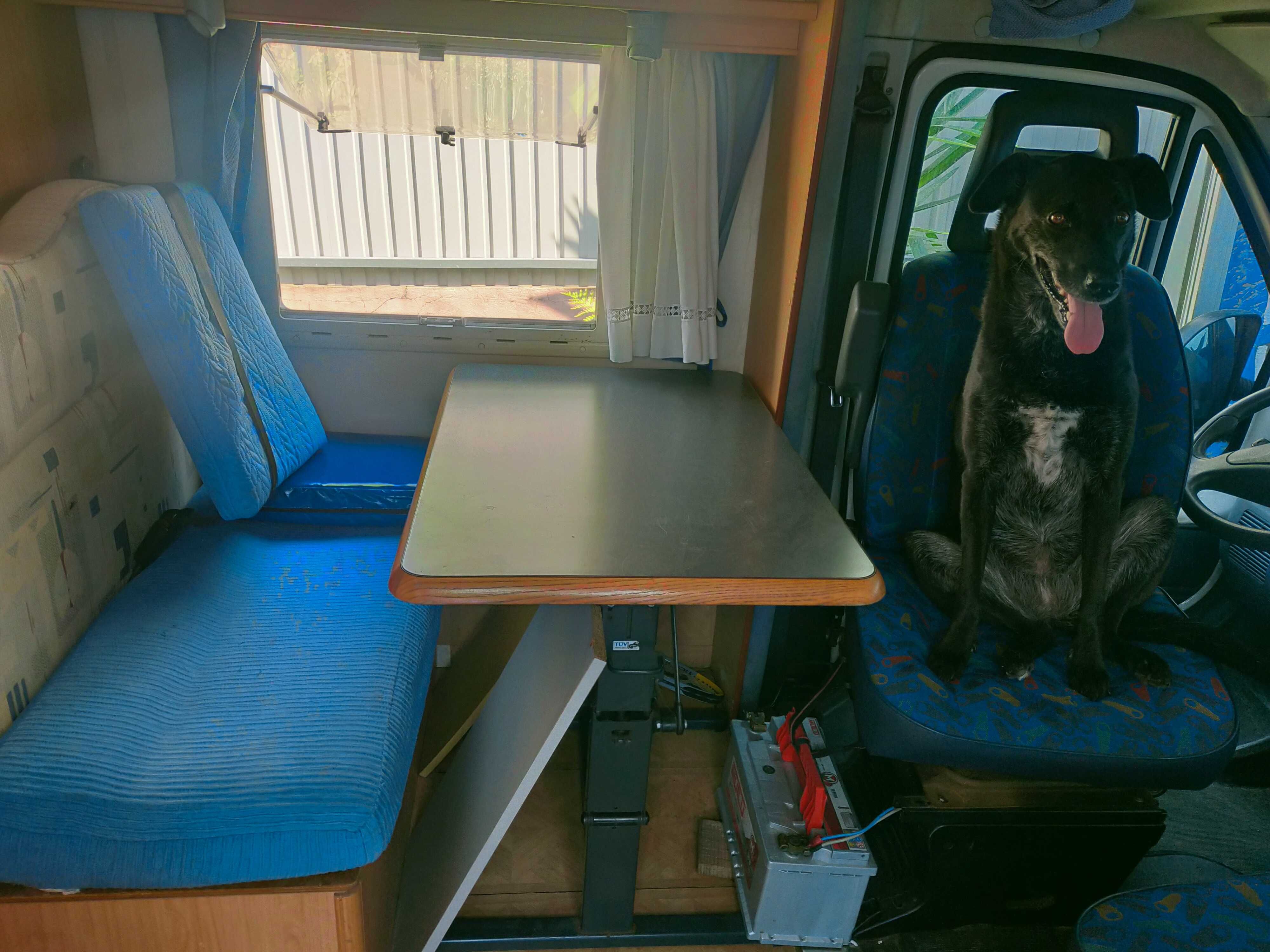 Autocaravana tamanha médio, para três pessoas. Muito poucos quilómetro