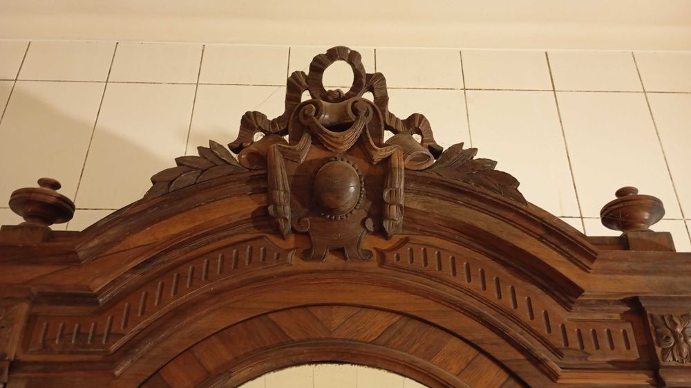 LEILÃO: Armário Francês em Madeira Maciça, Grande Espelho, séc. XIX-XX