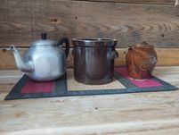 Czajnik ceramiczny oraz dodatki.