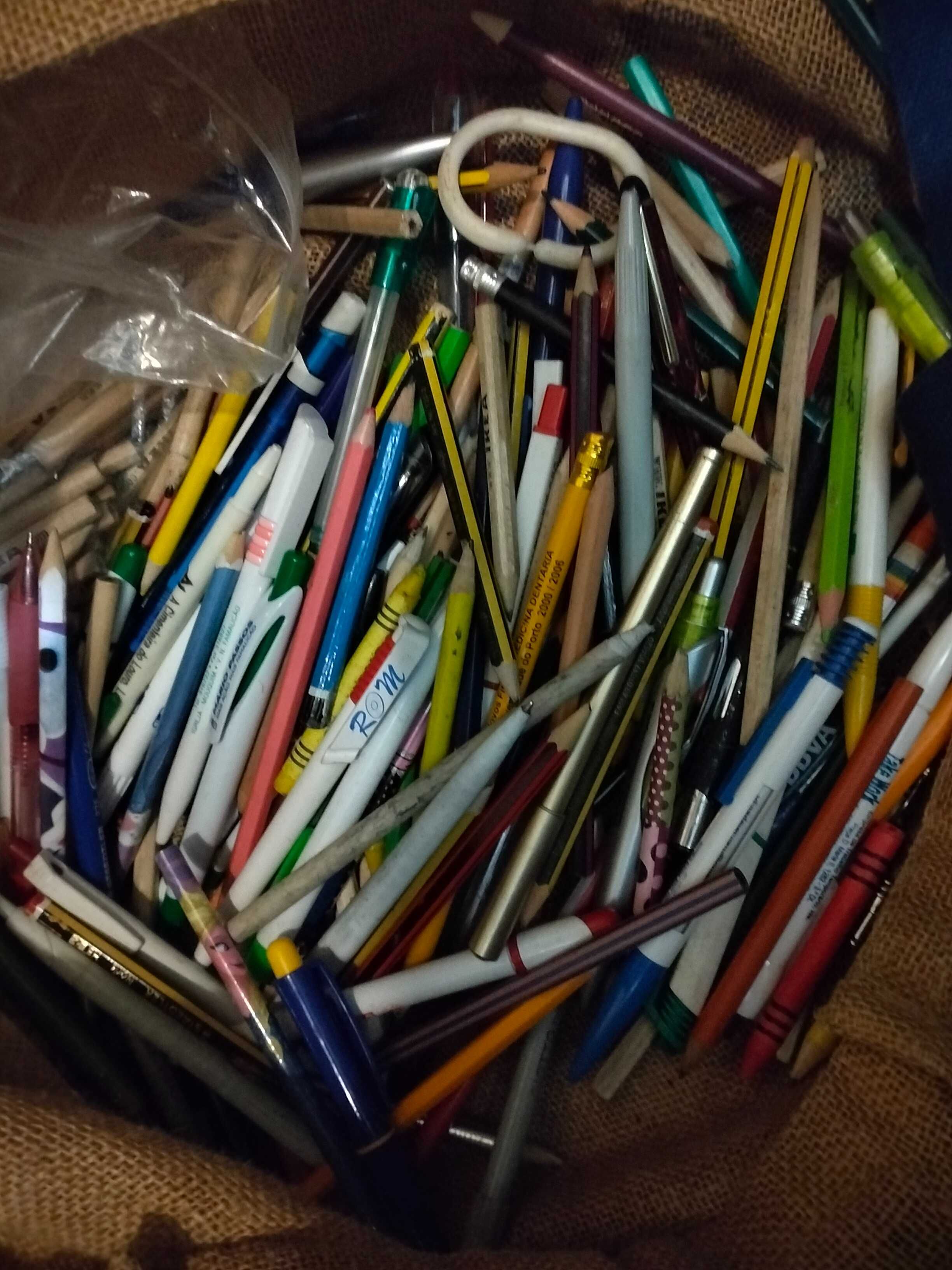 Lápis esferográficas material escolar