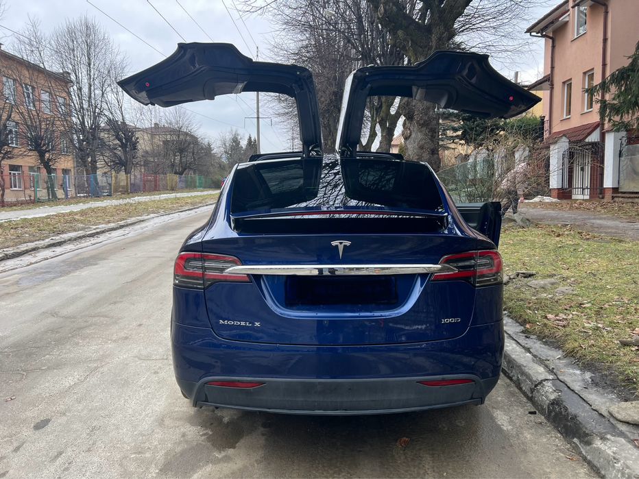 Прокат, оренда Tesla Model X.